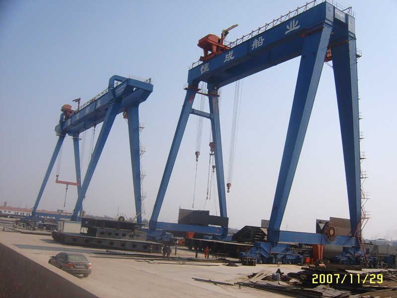 The-gantry-crane-works-in-the-shipyard