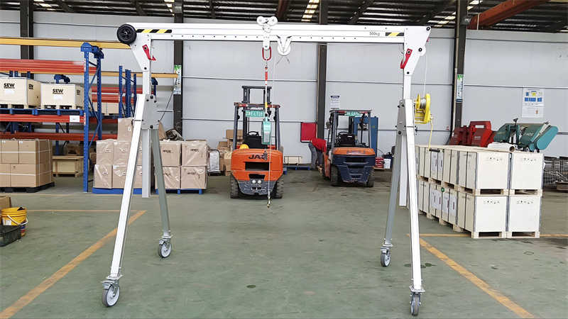 Manual portable gantry crane