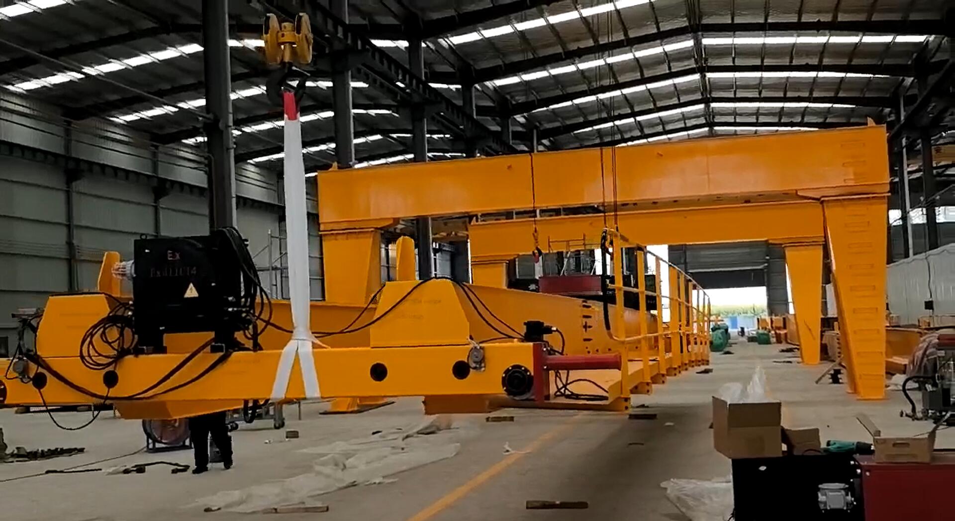 The explosion-proof double-girder bridge crane is hoisted onto the test bench at Yuantai Factory
