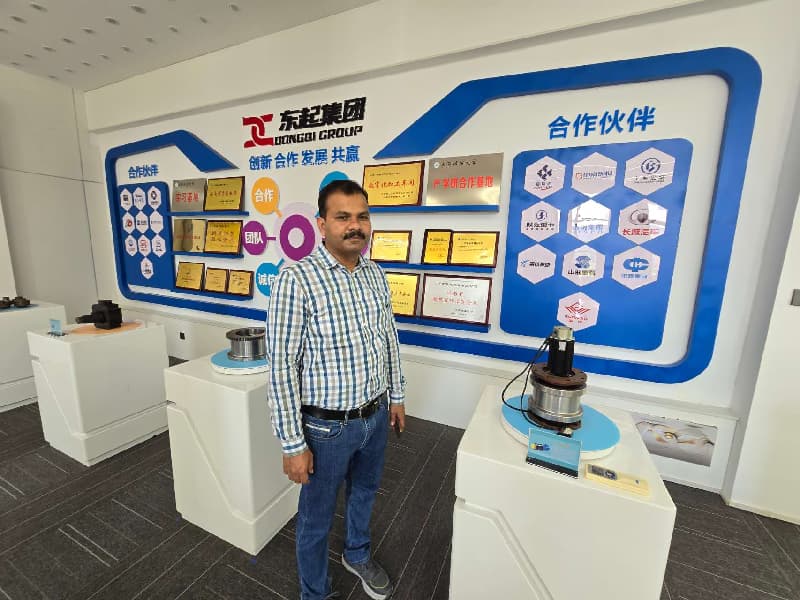 The Pakistani customer visited our factory and inspected the bridge crane they had customized at our facility