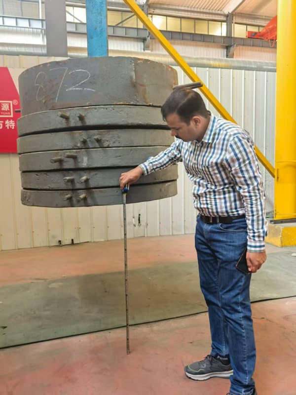 The Pakistani customer visited our factory and inspected the bridge crane they had customized at our facility