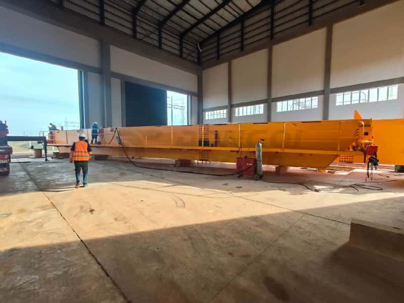 Preparing to hoist the main beam