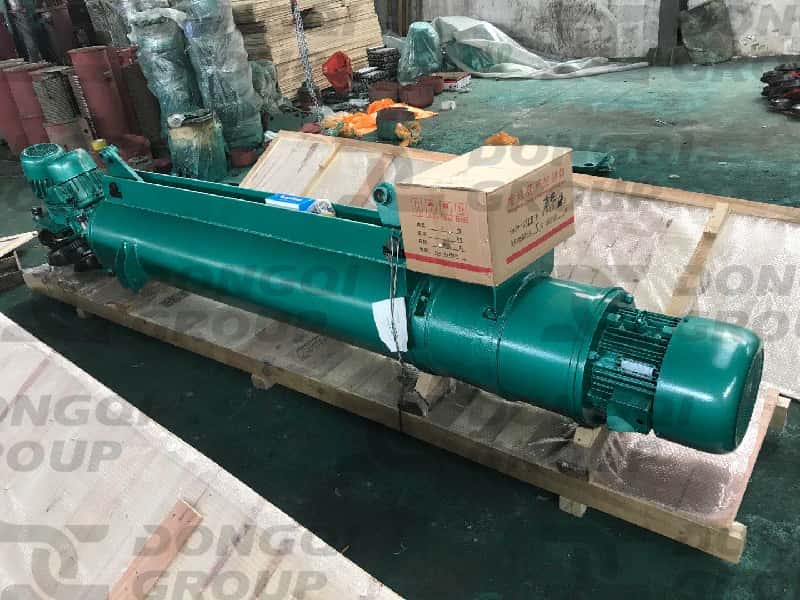 Wooden box packaging process for electric wire rope hoists